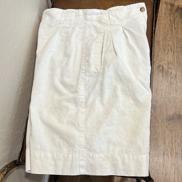 Rafaella brand Women Linen Cotton blend White Pleaded Classic Summertime Shorts! - Picture 3 of 7